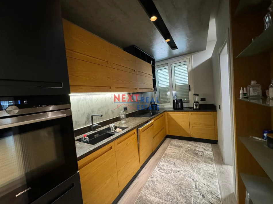 Vlore, shitet apartament 3+1+Aneks+Ballkon , 204 m² 612.000 € (LUNGOMARE)