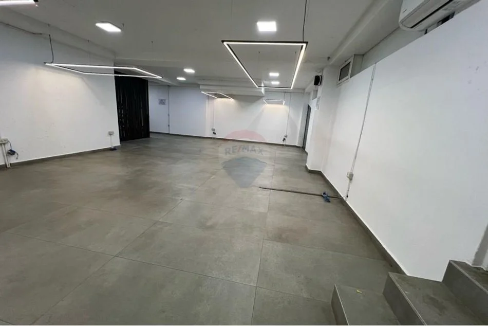 Tirane, jepet me qera ambjent biznesi Kati 0, 270 m² 2.700 € (Qender)