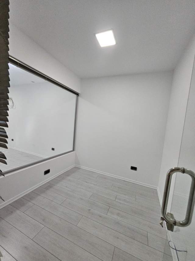 Tirane, jepet me qera zyre Kati 1, 105 m² 1.250 Euro (Themistokli Germenjni)