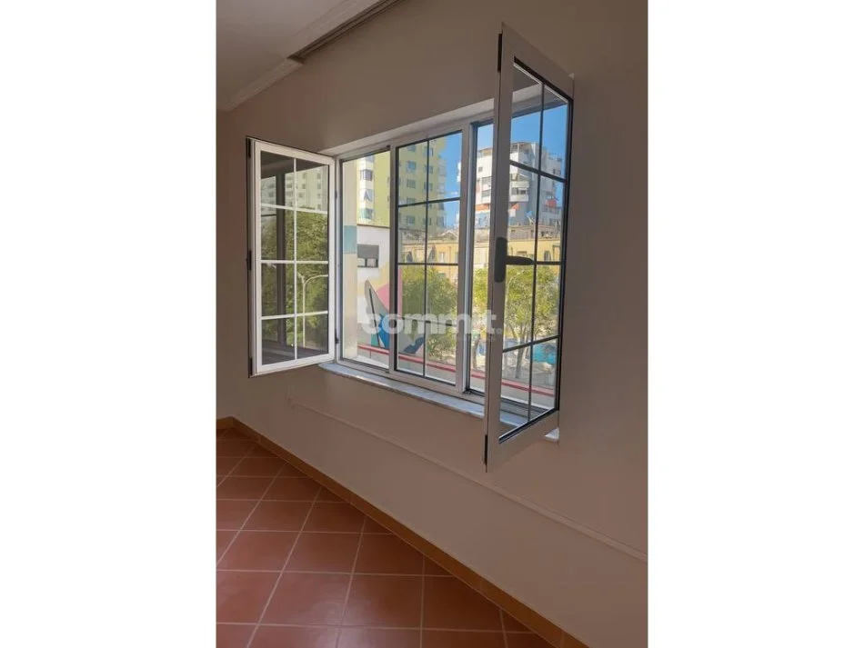 Tirane, jepet me qera apartament 2+1+Ballkon Kati 4,