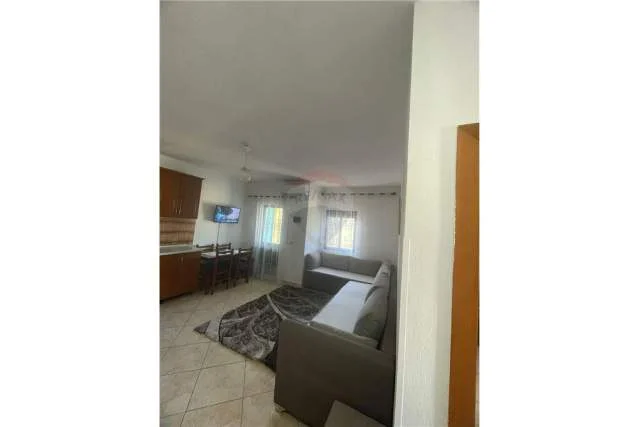 Tirane, jepet me qera apartament 1+1 Kati 2, 70 m² 300 Euro (Shkolla e Bashkuar)