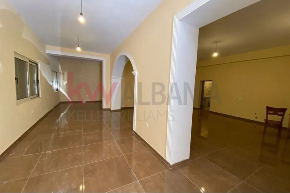 Tirane, jepet me qera ambjent biznesi Kati 1, 370 m² 3.700 € (Rruga e Kavajes, shume prane kryqezimit te 21 Dhjetorit!)