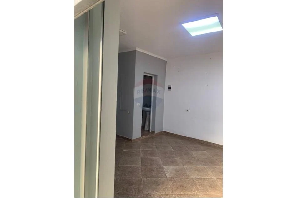 Tirane, jepet me qera dyqan Kati 0, 26 m² 300 € (Siri Kodra)