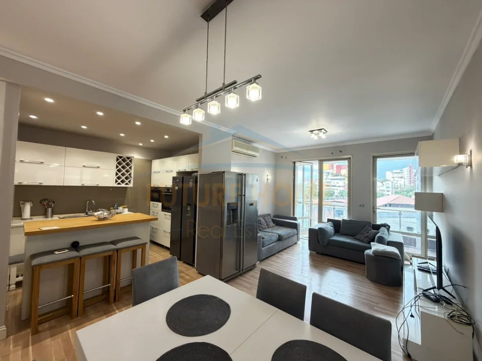 Tirane, jepet me qera apartament 3+1+2 Kati 3, 105 m² 820 € (STACIONI I TRENIT)