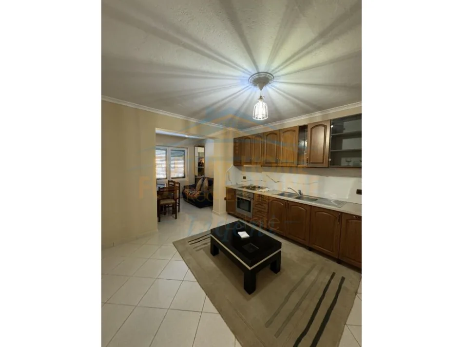 Tirane, jepet me qera apartament 1+1 Kati 1, 60 m² 400 € (SELITE)