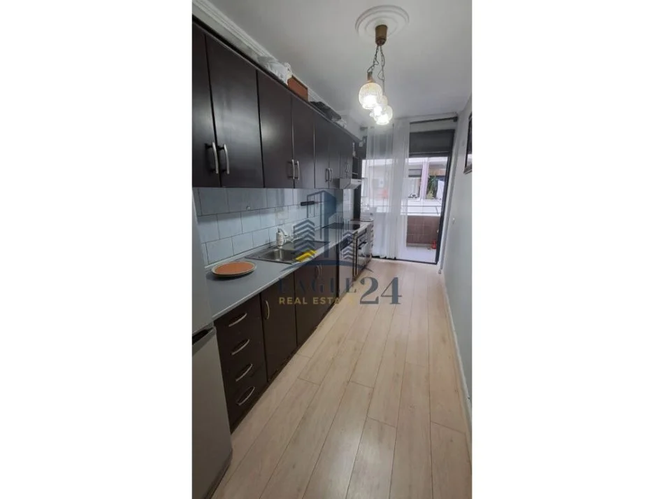 Tirane, jepet me qera apartament 2+1 Kati 4, 110 m² 400 € (FRESK)