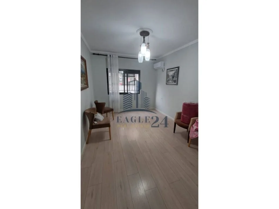 Tirane, jepet me qera apartament 2+1 Kati 4, 110 m² 400 € (FRESK)
