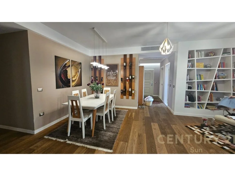 Tirane, shitet apartament 3+1+Ballkon Kati 4, 230 m² 414.000 € (Ne Zonen e Kopshtit Zoologjik)