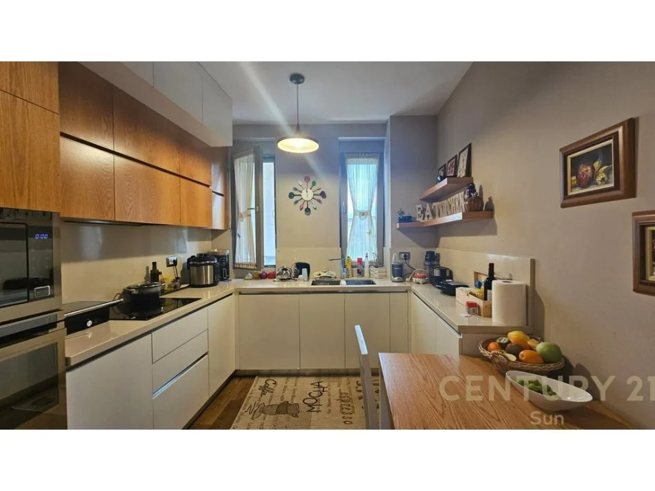 Tirane, shitet apartament 3+1+Ballkon Kati 4, 230 m² 414.000 € (Ne Zonen e Kopshtit Zoologjik)