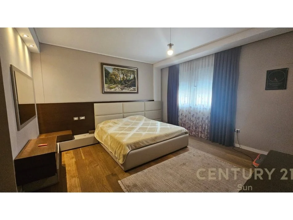 Tirane, shitet apartament 3+1+Ballkon Kati 4, 230 m² 414.000 € (Ne Zonen e Kopshtit Zoologjik)