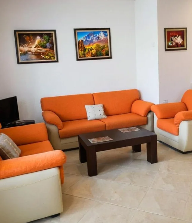 Tirane, jepet me qera apartament 1+1+Ballkon Kati 5, 95 m² 530 € (jordan misja)