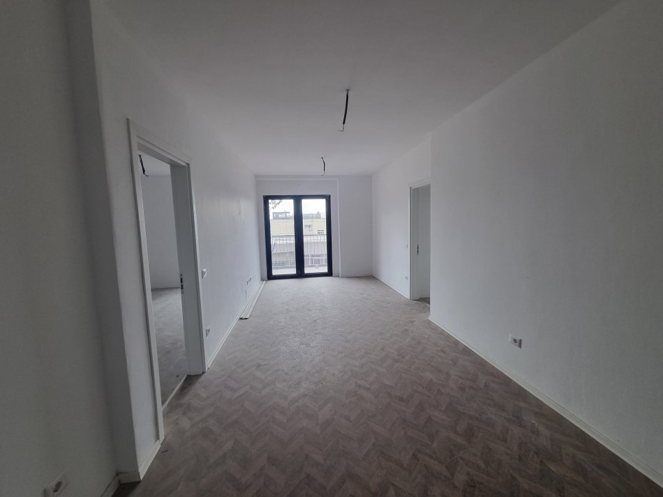 Tirane, jepet me qera zyre Kati 3, 110 m² 1.200 € (Rruga e Kavajes, Tirana Garden Building)