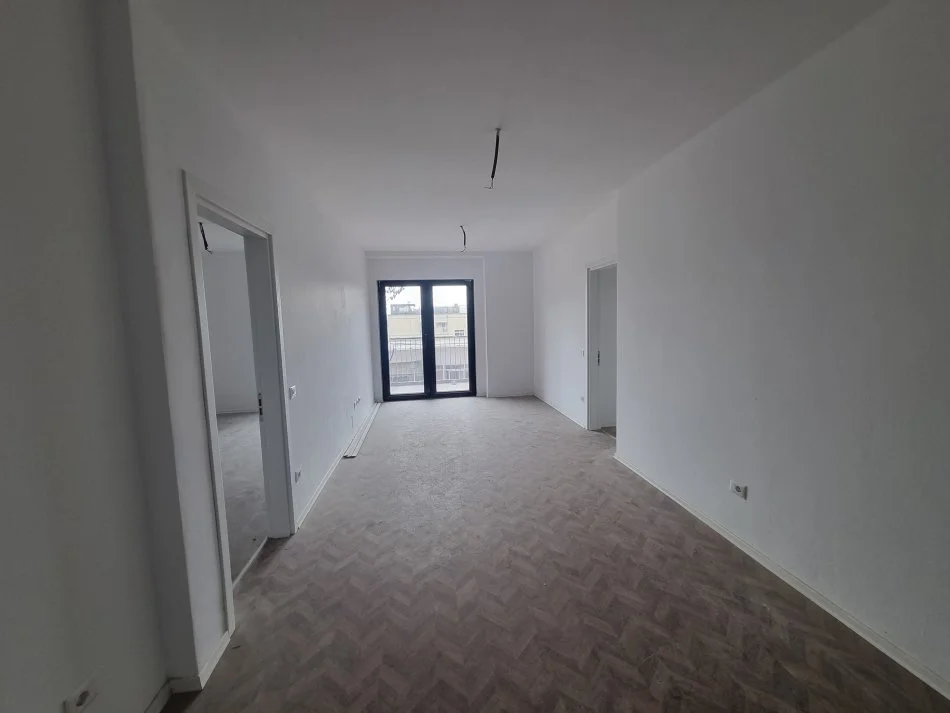Tirane, jepet me qera zyre Kati 3, 110 m² 1.200 € (Rruga e Kavajes, Tirana Garden Building)