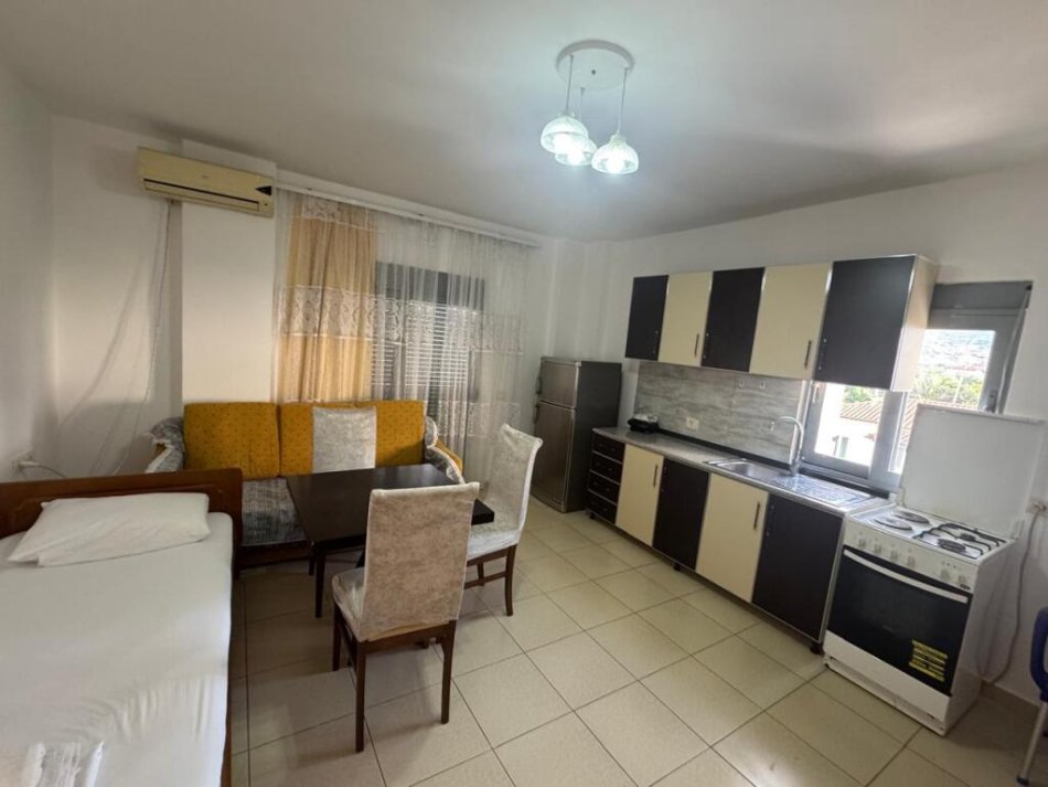 Himare, jap me qera apartament 1+1+Ballkon Kati 1, 65 m² 100 €/nata (Afer Spitalit te Himares)