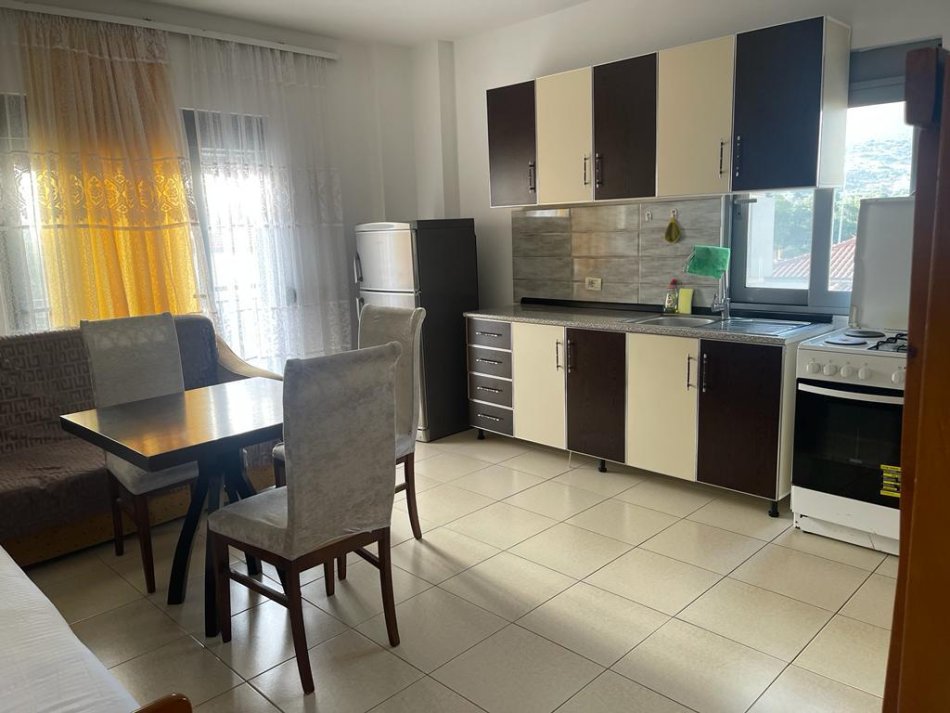 Himare, jap me qera apartament 1+1+Ballkon Kati 1, 65 m² 100 €/nata (Afer Spitalit te Himares)