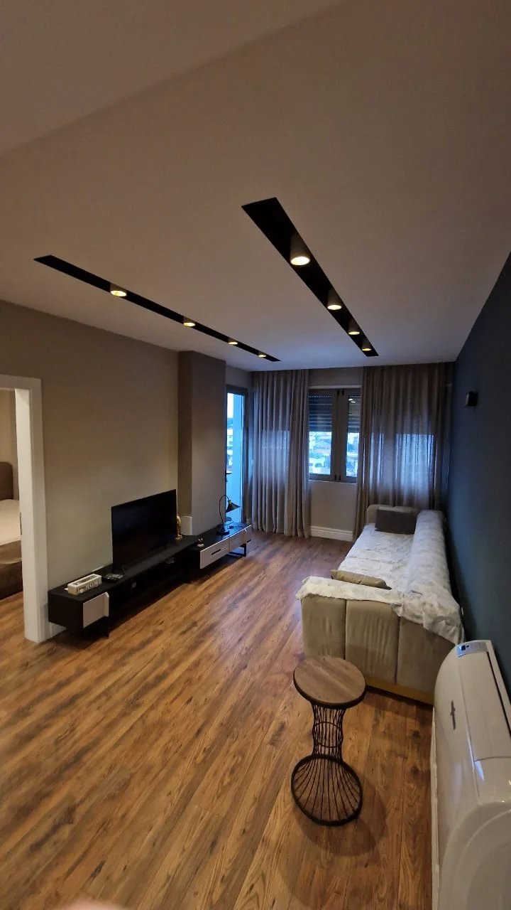 Jepet apartament me qera 2+1  ne Rruga Zagoria, Yzberisht, 450 Euro totalisht i mobiluar