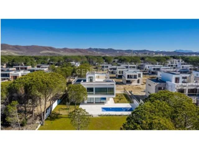 Durres, shes Vile ne plazh 2 Katshe 500 m² 890.000 Euro (San Pietro, Gjiri i Lalezit)