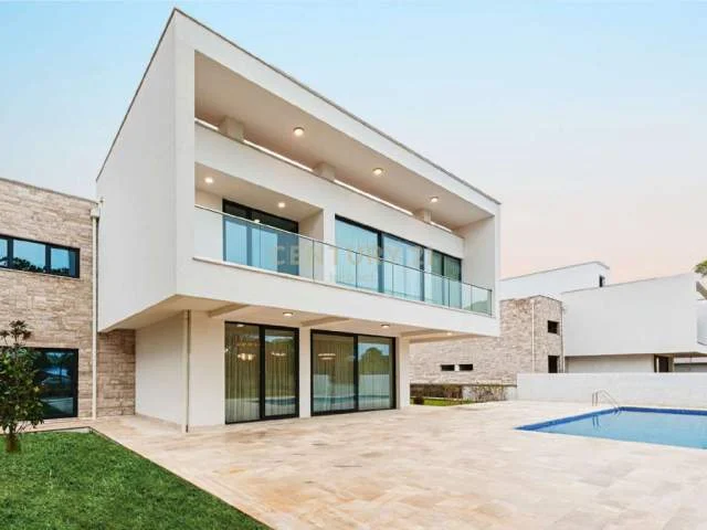 Durres, shes Vile ne plazh 2 Katshe 500 m² 890.000 Euro (San Pietro, Gjiri i Lalezit)