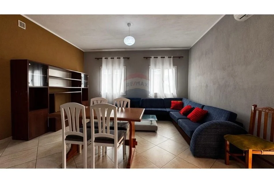 Tirane, jepet me qera apartament 2+1 Kati 3, 450 € (Sauk)