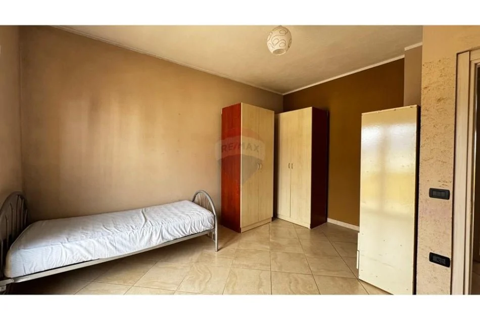 Tirane, jepet me qera apartament 2+1 Kati 3, 450 € (Sauk)