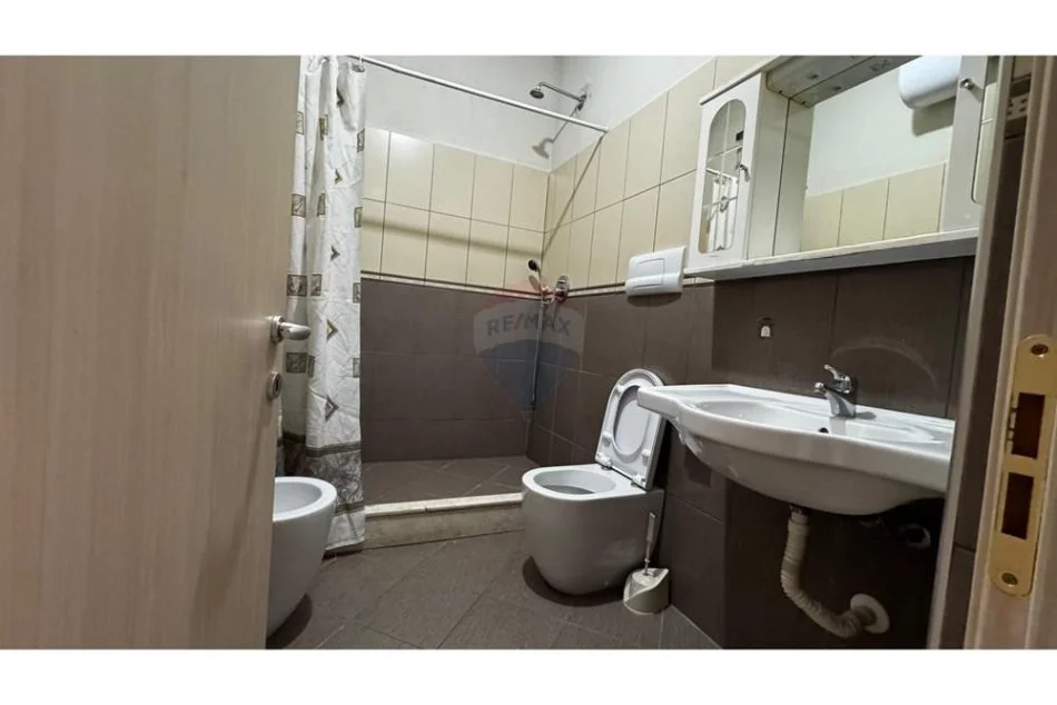 Tirane, jepet me qera apartament 2+1 Kati 3, 450 € (Sauk)