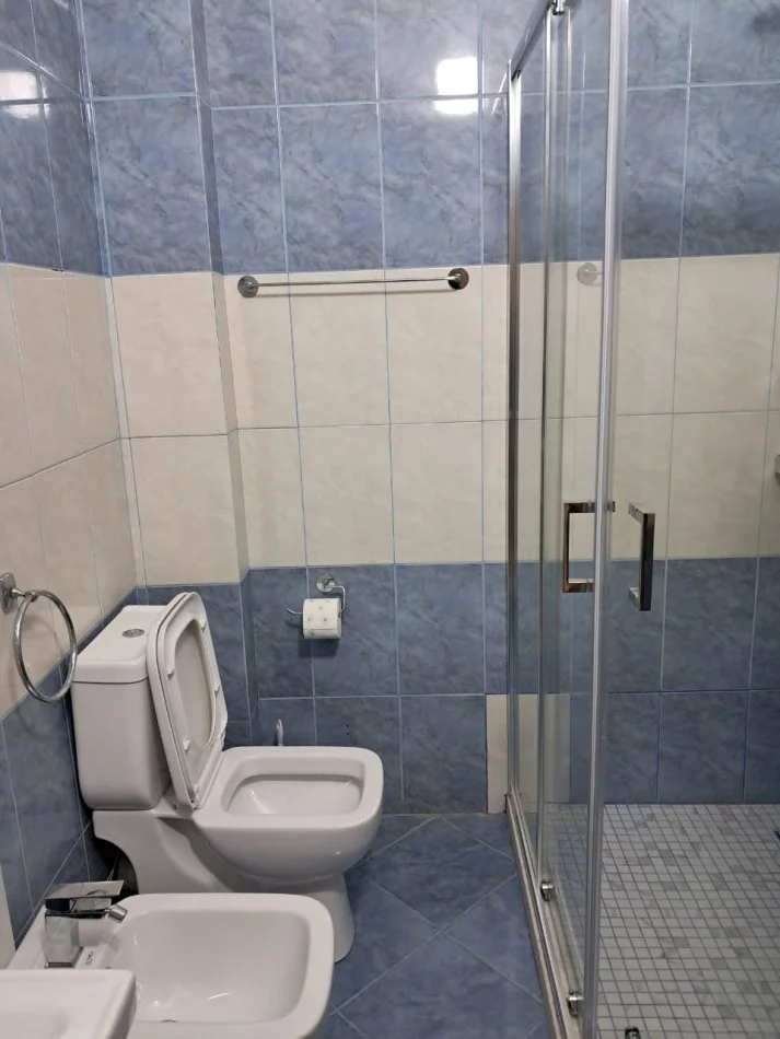 Tirane, jepet me qera apartament 1+1 Kati 2, 135 m² 500 € (hiqmet buzi)