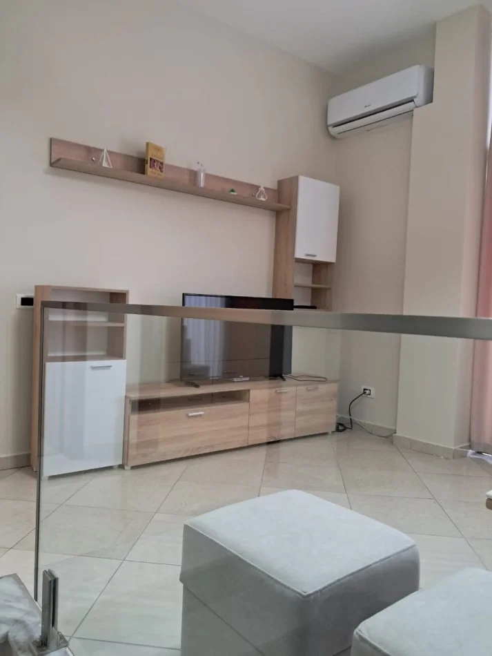 Tirane, jepet me qera apartament 1+1 Kati 2, 135 m² 500 € (hiqmet buzi)