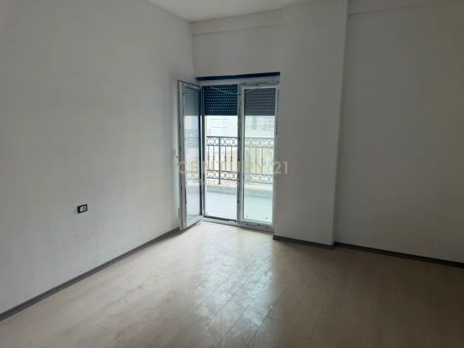 Tirane, shitet apartament 2+1+Ballkon Kati 2, 127 m² 190.500 € (SAUK I VJETER)