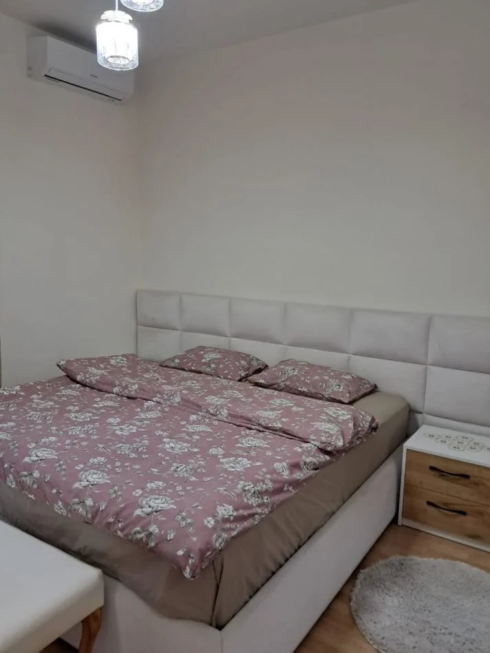Tirane, jepet me qera apartament 1+1 Kati 2, 135 m² 500 € (hiqmet buzi)