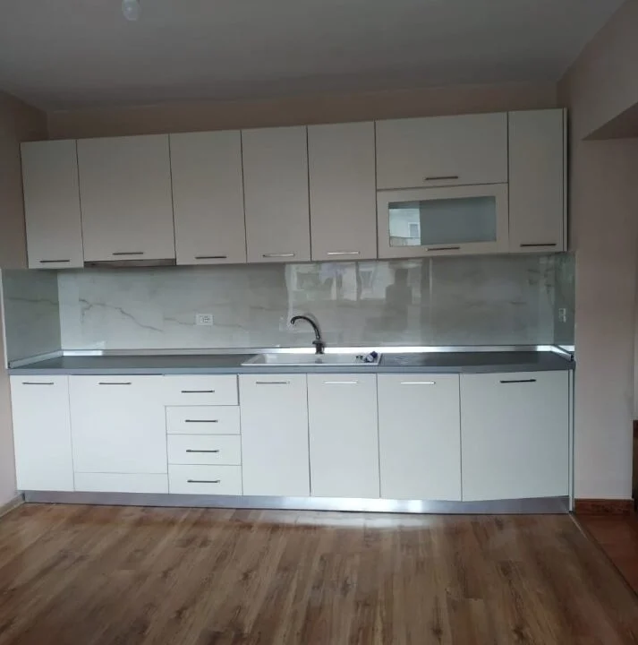 Tirane, jepet me qera apartament 1+1+Ballkon Kati 2, 50 m² 450 € (Rruga Muhamet Gjollesha)