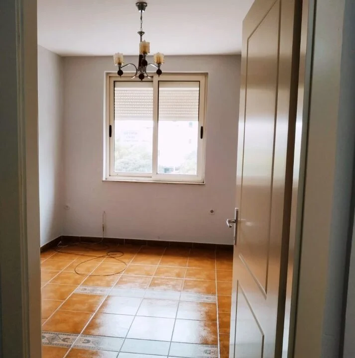 Tirane, jepet me qera apartament 1+1+Ballkon Kati 2, 50 m² 450 € (Rruga Muhamet Gjollesha)