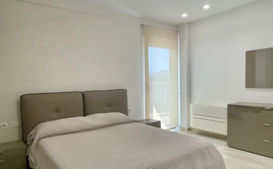 Tirane, jepet me qera apartament 2+1+Ballkon , (Bllok)