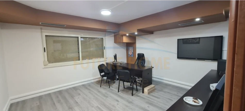 Tirane, jepet me qera zyre Kati 1, 194 m² 3.500 € (Petronini, prane ish Bllokut)