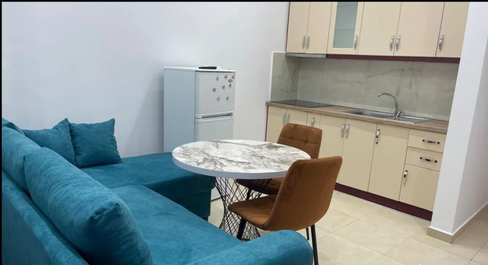 Tirane, jepet me qera apartament 1+1+Ballkon Kati 1, 70 m² 40.000 leke (Vilat gjermane)