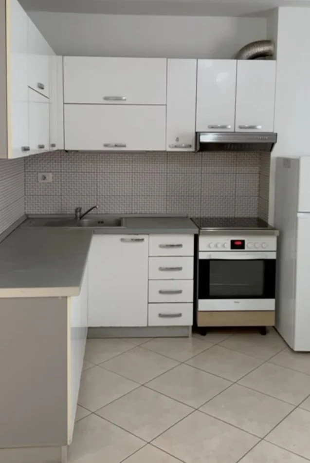 Tirane, jepet me qera apartament 2+1+Ballkon Kati 4, 97 m² 500 € (Unaza e Re)