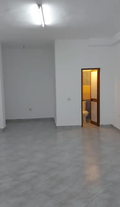 Tirane, jepet me qera dyqan , 40 m² 400 € (PAZARI I RI)