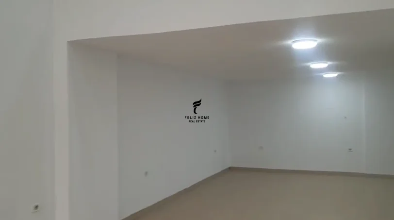 Tirane, jepet me qera dyqan Kati 0, 90 m² 700 € (STACIONI I TRENIT)