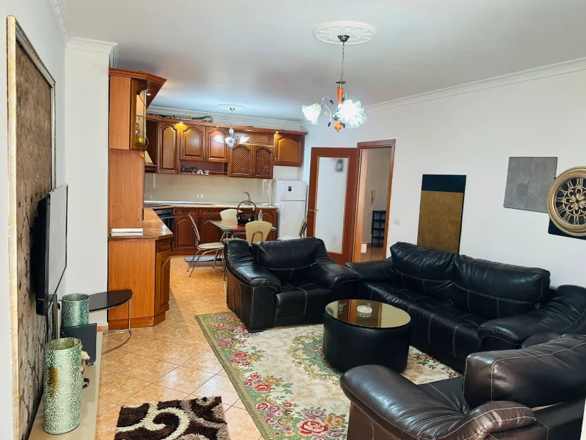 Tirane, jepet me qera apartament 2+1 Kati 3, 120 m² 700 € (Zogu i Zi)