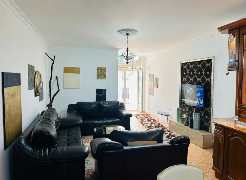 Tirane, jepet me qera apartament 2+1 Kati 3, 120 m² 700 € (Zogu i Zi)