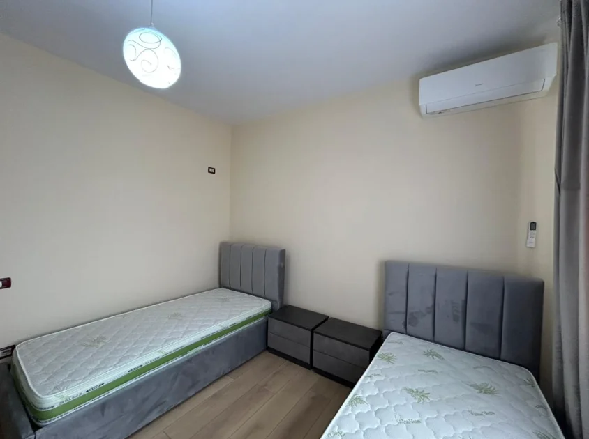 Tirane, jepet me qera apartament 1+1+Ballkon Kati 4, 65 m² 650 € (Prane Delijorgjit)