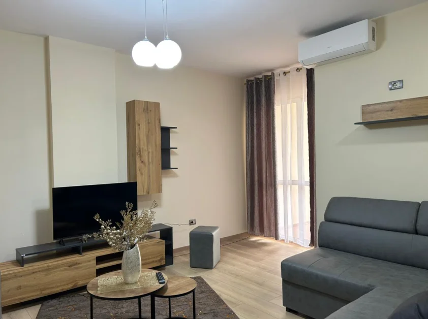 Tirane, jepet me qera apartament 1+1+Ballkon Kati 4, 65 m² 650 € (Prane Delijorgjit)