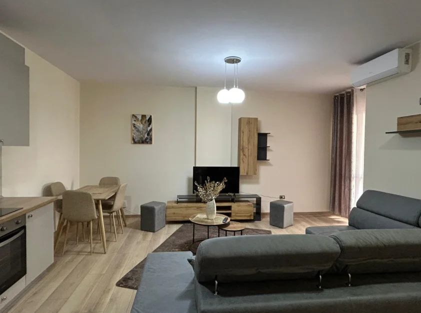 Tirane, jepet me qera apartament 1+1+Ballkon Kati 4, 65 m² 650 € (Prane Delijorgjit)