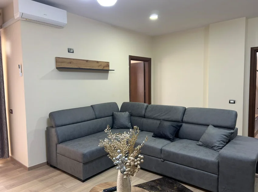 Tirane, jepet me qera apartament 1+1+Ballkon Kati 4, 65 m² 650 € (Prane Delijorgjit)