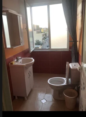 Tirane, jepet me qera apartament 1+1 Kati 5, 40 m² 290 € (Qender)