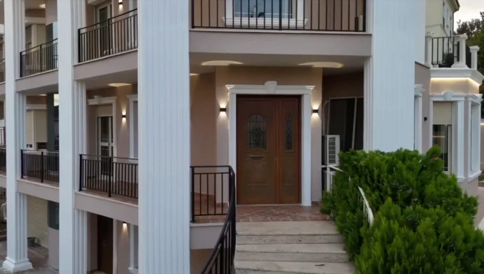 Tirane, shitet Vile 3 Katshe , 548 m² (Porta e Gjelber)