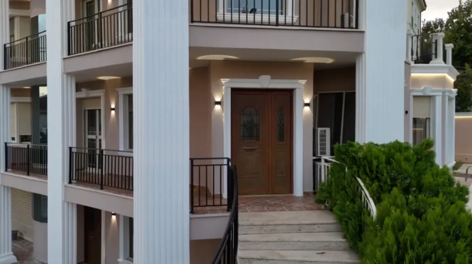 Tirane, shitet Vile 3 Katshe , 548 m² (Porta e Gjelber)