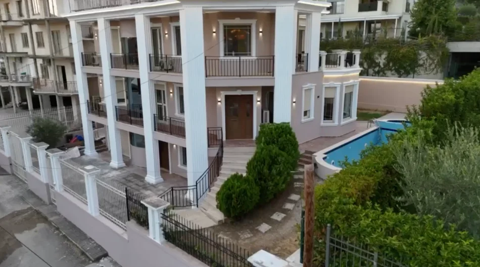 Tirane, shitet Vile 3 Katshe , 548 m² (Porta e Gjelber)