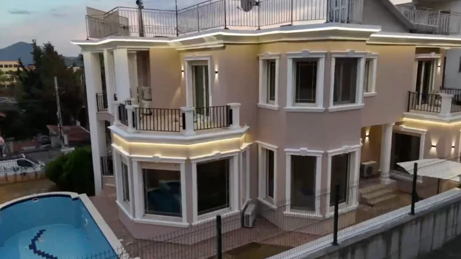 Tirane, shitet Vile 3 Katshe , 548 m² (Porta e Gjelber)