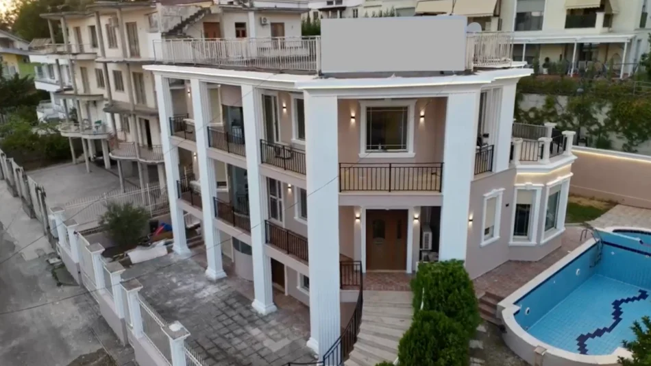 Tirane, shitet Vile 3 Katshe , 548 m² (Porta e Gjelber)