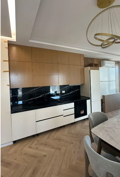 Tirane, jepet me qera apartament 2+1+Ballkon Kati 11, 110 m² 1.250 € (Golden Tower, Mine Peza)